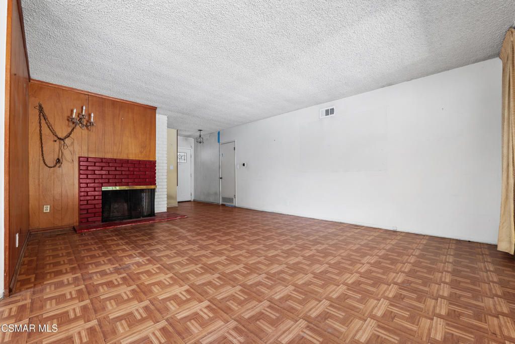 Image 6 of property listing at 18954 Saticoy Street, Reseda, CA 91335