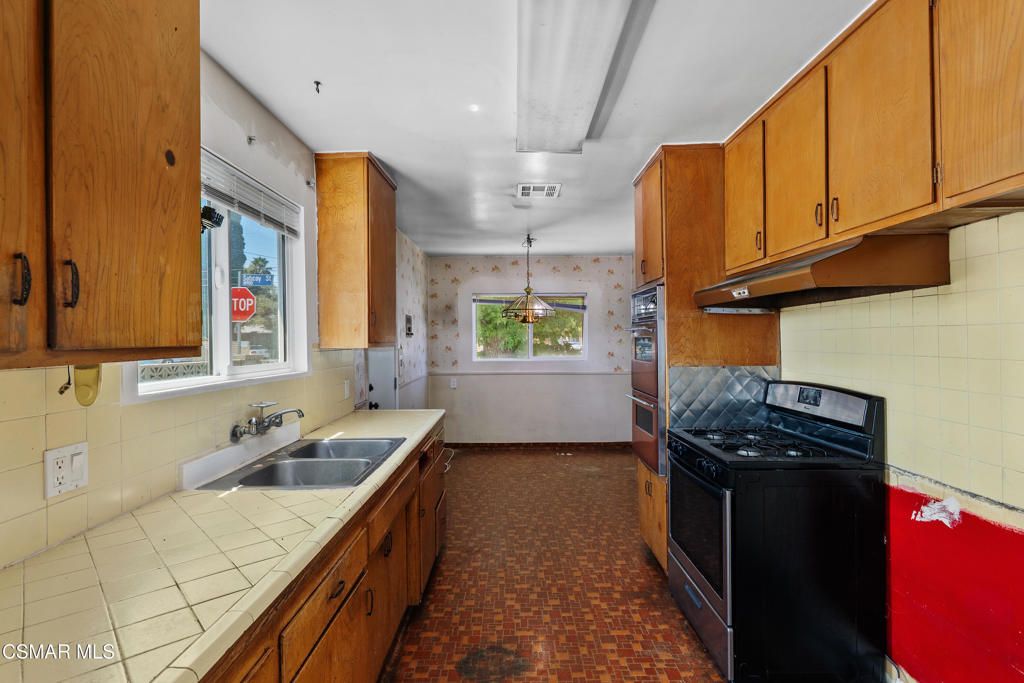 Image 8 of property listing at 18954 Saticoy Street, Reseda, CA 91335