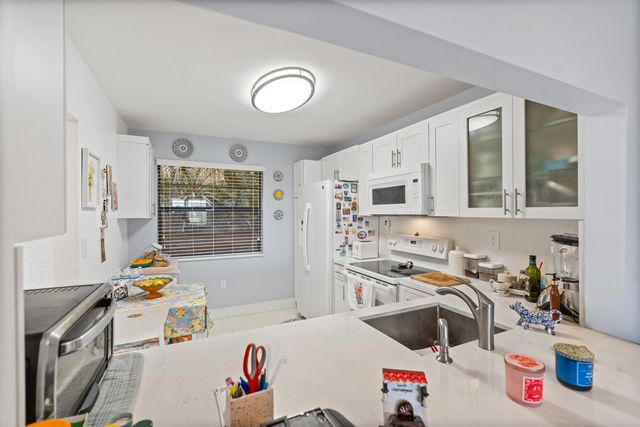 1001 Colony Point Circle, Pembroke Pines, FL 33026