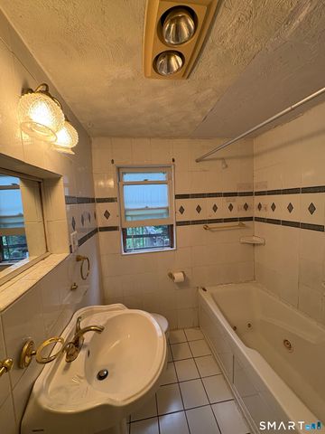 50 Crest Street, New London, CT 06320