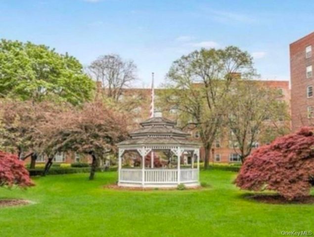 210 Pelham Road 1L, New Rochelle, NY 10805