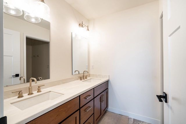 7852 Preserve PARKWAY, Mequon, WI 53097