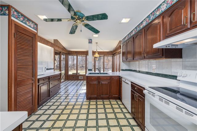 566 Black Walnut Drive, Greece, NY 14615