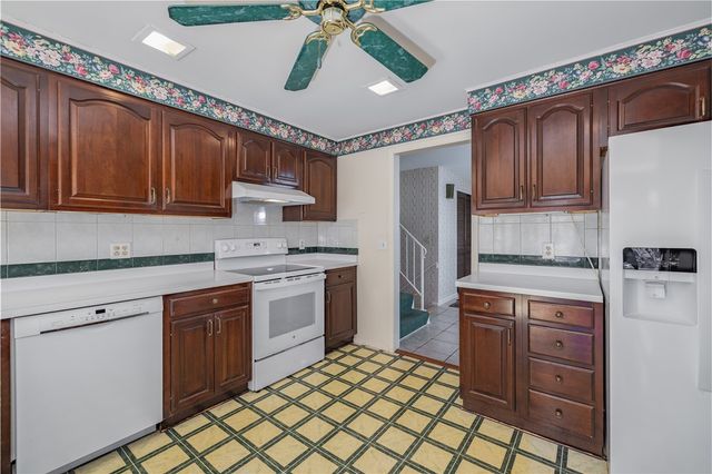 566 Black Walnut Drive, Greece, NY 14615