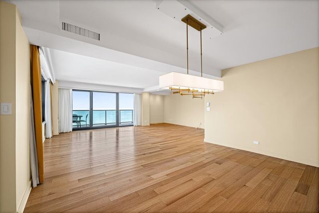 1616 Sheridan Road 8F, Wilmette, IL 60091