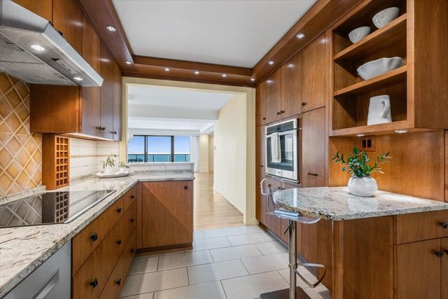 1616 Sheridan Road 8F, Wilmette, IL 60091