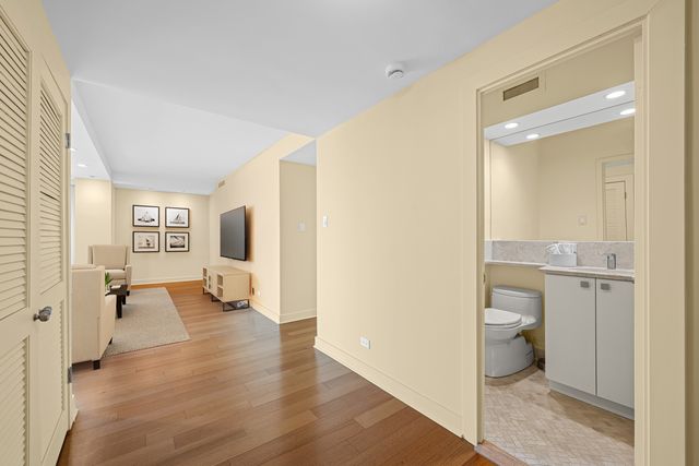 1616 Sheridan Road 8F, Wilmette, IL 60091