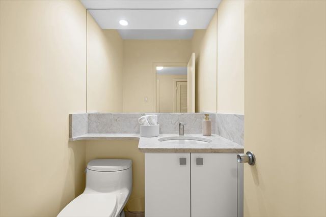 1616 Sheridan Road 8F, Wilmette, IL 60091