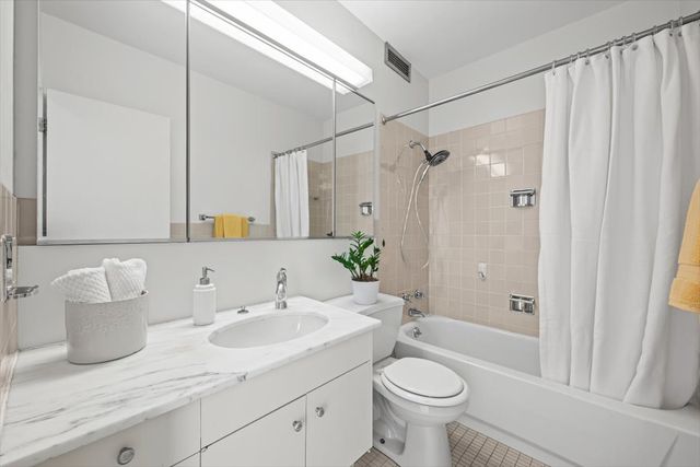 1616 Sheridan Road 8F, Wilmette, IL 60091