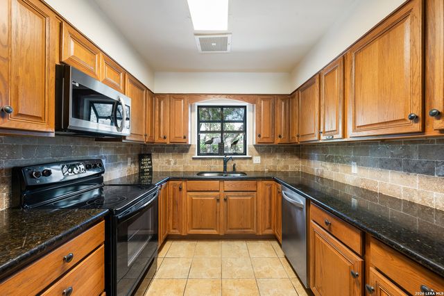 7806 SHADY HOLLOW LN, San Antonio, TX 78255