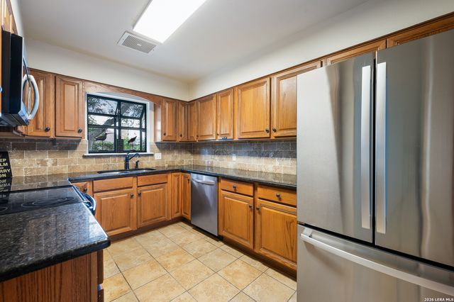 7806 SHADY HOLLOW LN, San Antonio, TX 78255