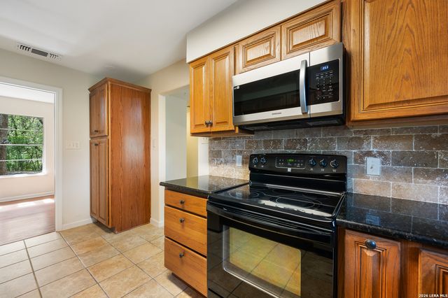 7806 SHADY HOLLOW LN, San Antonio, TX 78255