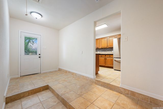 7806 SHADY HOLLOW LN, San Antonio, TX 78255