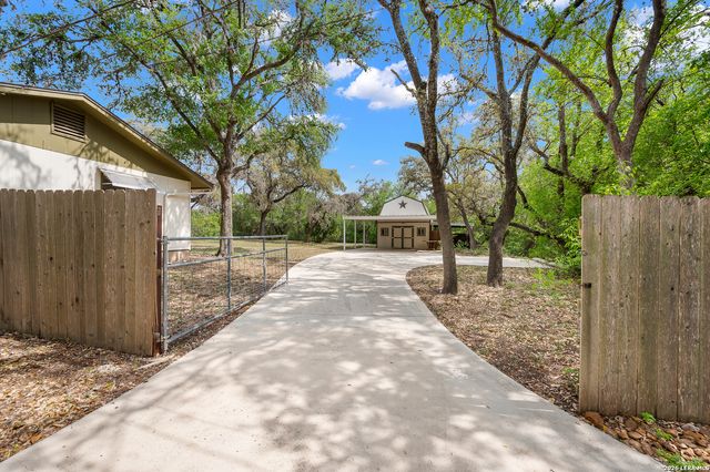 7806 SHADY HOLLOW LN, San Antonio, TX 78255