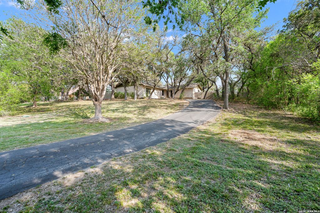 7806 SHADY HOLLOW LN, San Antonio, TX 78255