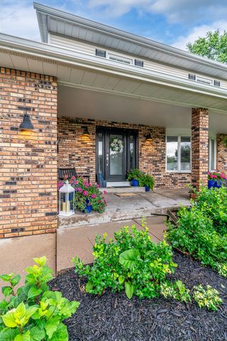 1736 E 42nd Court, Davenport, IA 52807