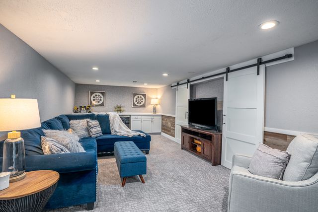1736 E 42nd Court, Davenport, IA 52807