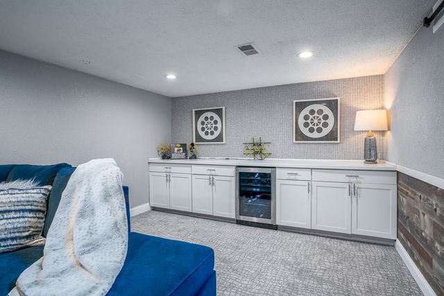 1736 E 42nd Court, Davenport, IA 52807
