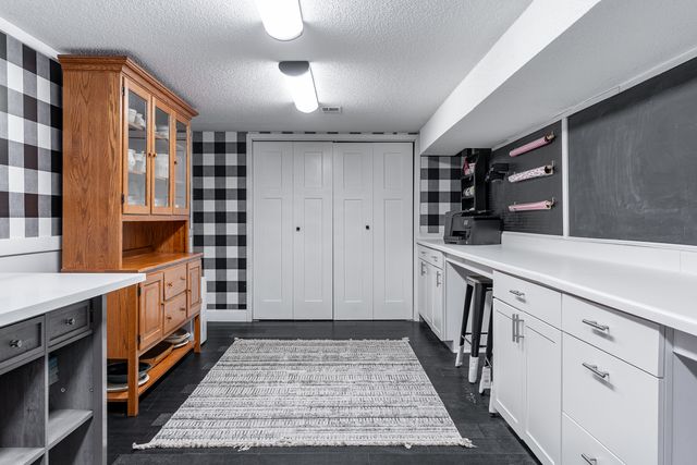 1736 E 42nd Court, Davenport, IA 52807