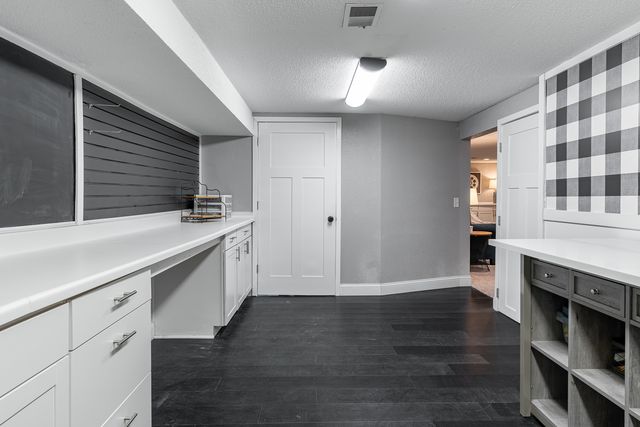1736 E 42nd Court, Davenport, IA 52807