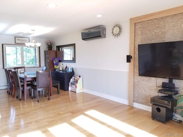 5 Jeffrey Court, Syosset, NY 11791