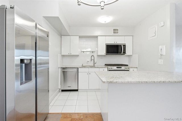 70-25 Yellowstone Boulevard 15P, Forest Hills, NY 11375