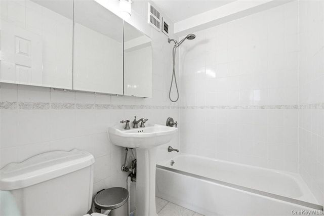 70-25 Yellowstone Boulevard 15P, Forest Hills, NY 11375