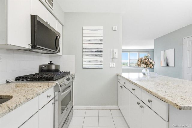 70-25 Yellowstone Boulevard 15P, Forest Hills, NY 11375