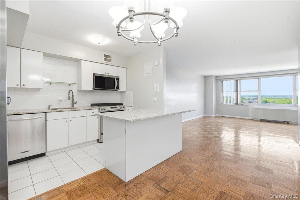 70-25 Yellowstone Boulevard 15P, Forest Hills, NY 11375 — photo 4