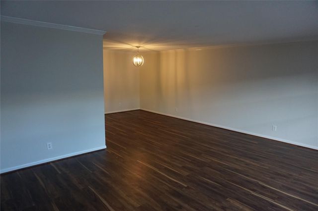 2417 Jamestown Mall 24, Houston, TX 77057