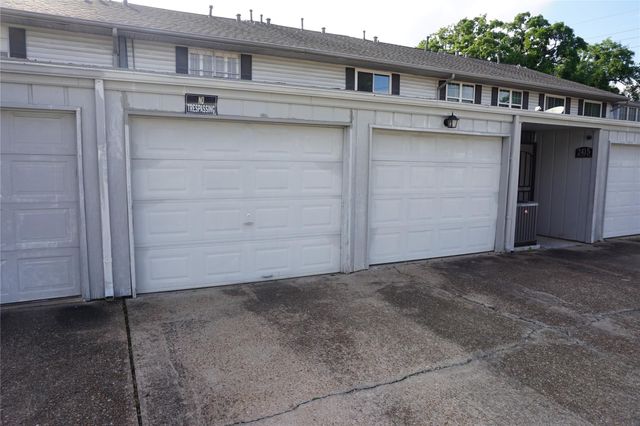 2417 Jamestown Mall 24, Houston, TX 77057