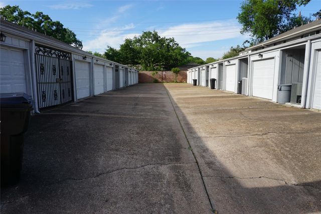 2417 Jamestown Mall 24, Houston, TX 77057