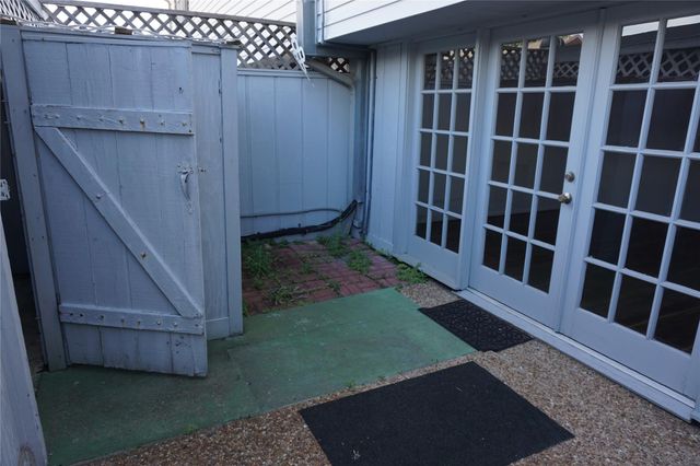 2417 Jamestown Mall 24, Houston, TX 77057