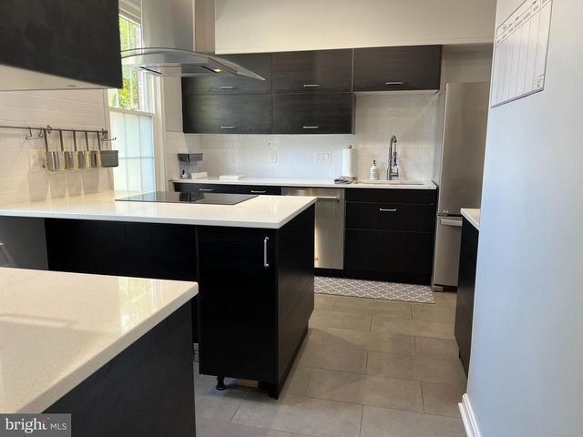 6683 MCLEAN DR, Mclean, VA 22101