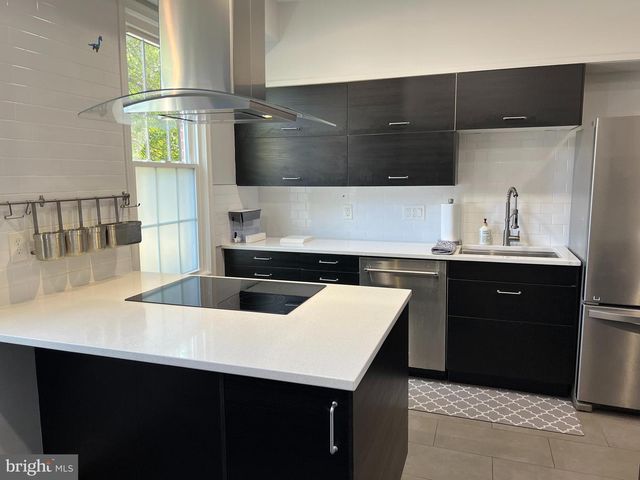 6683 MCLEAN DR, Mclean, VA 22101