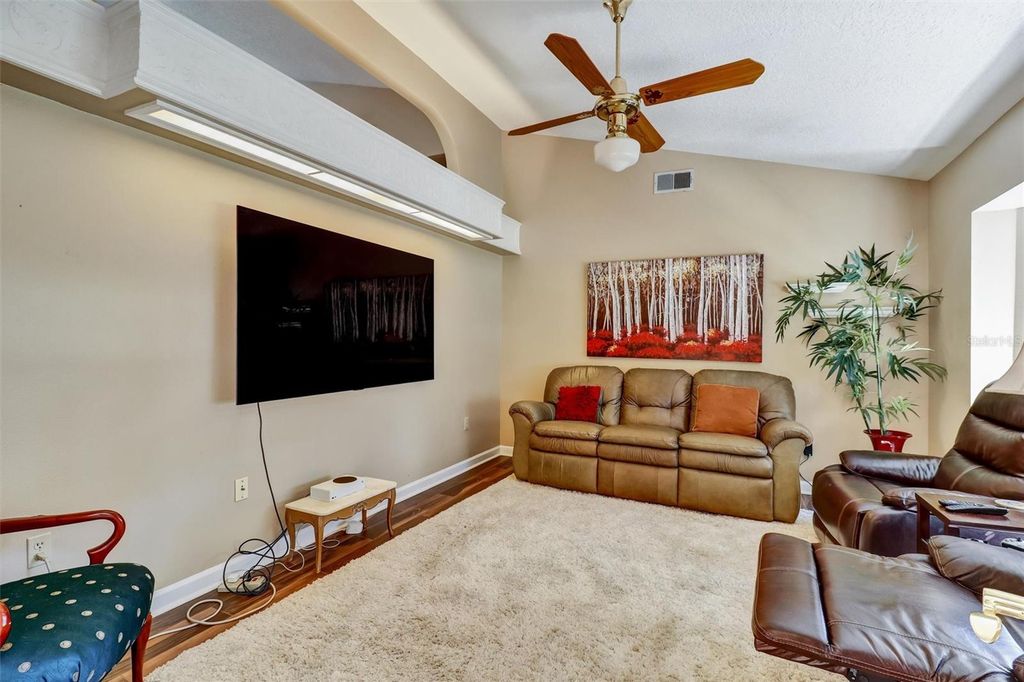 Image 8 of property listing at 8021 LANDGROVE COURT, Orlando, FL 32819