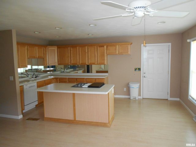 21 BRICKER Circle, Avon, IL 61415