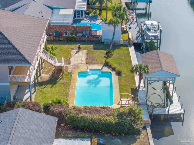 951 Coronado Dr, Gulf Breeze, FL 32563
