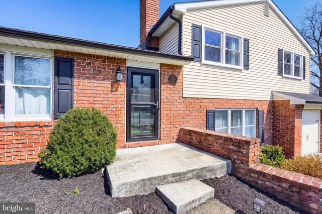 18 SHEFFIELD DR, Dillsburg, PA 17019