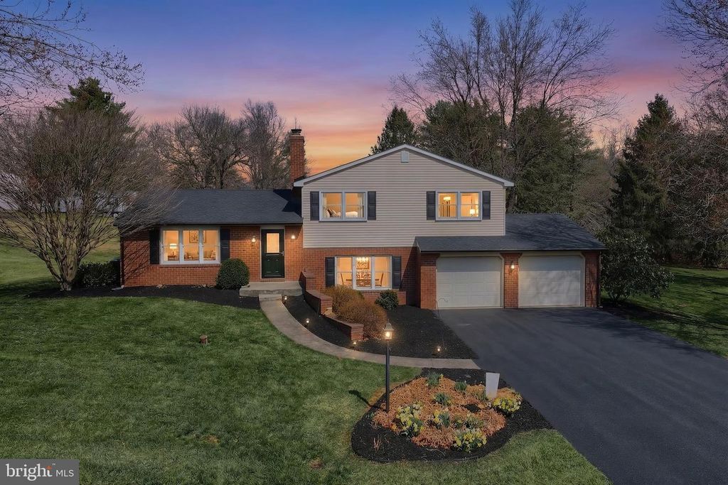 18 SHEFFIELD DR, Dillsburg, PA 17019