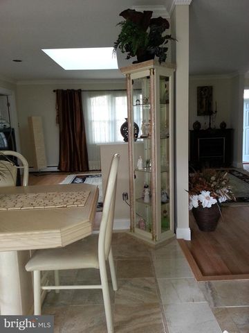 2063 WOODFORD RD, Vienna, VA 22182