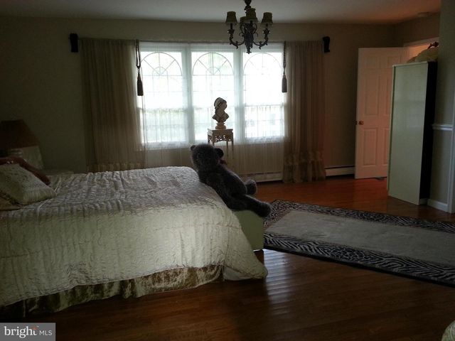 2063 WOODFORD RD, Vienna, VA 22182