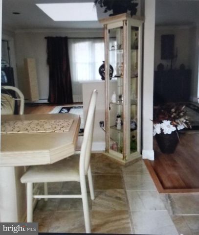2063 WOODFORD RD, Vienna, VA 22182