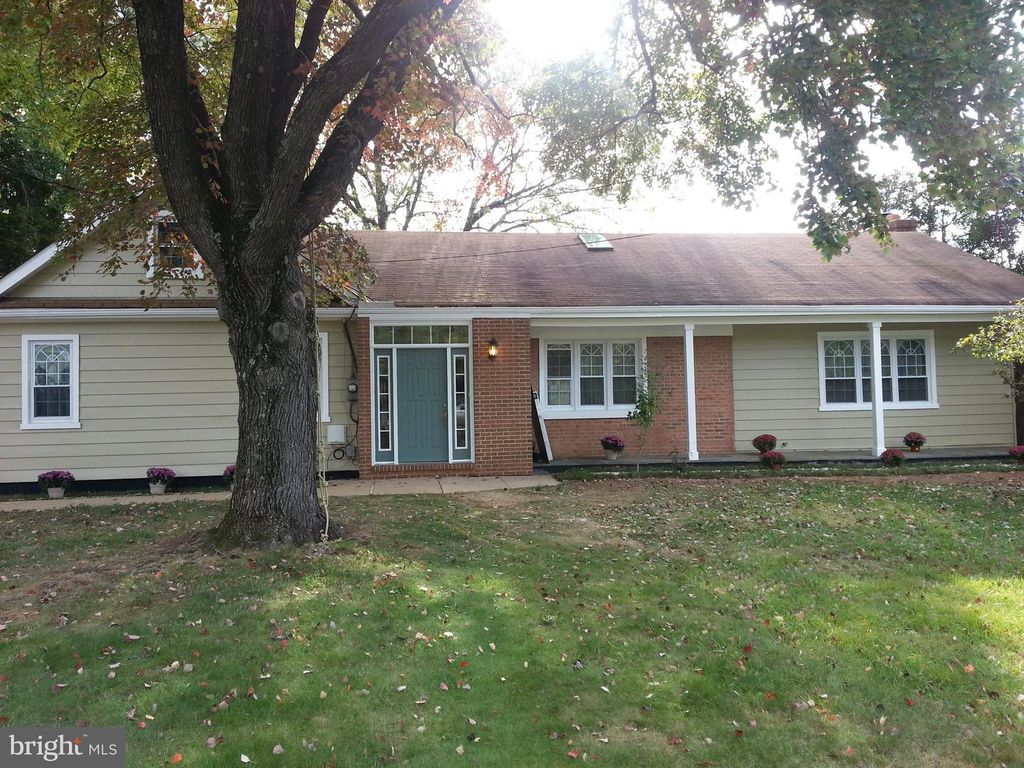 2063 WOODFORD RD, Vienna, VA 22182