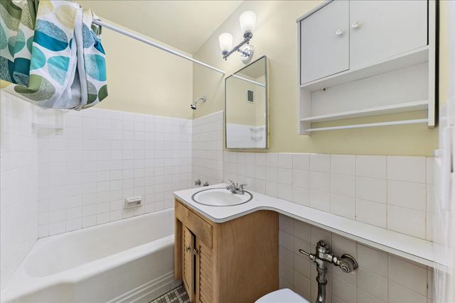 1585 RIDGE Avenue 502, Evanston, IL 60201