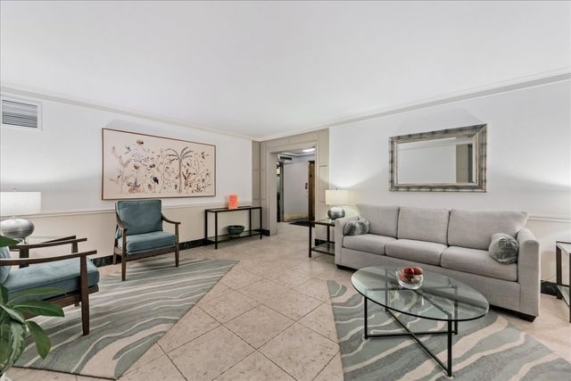 1585 RIDGE Avenue 502, Evanston, IL 60201