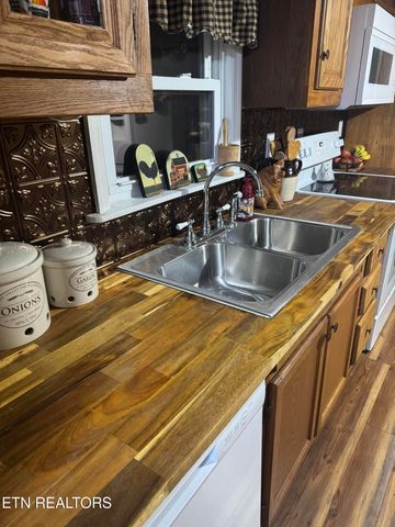 307 E Walden St, Lafollette, TN 37766