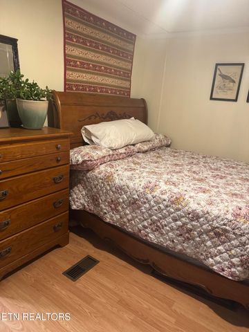 307 E Walden St, Lafollette, TN 37766