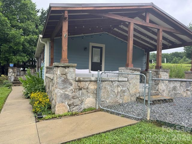 213 Sandy Creek Court, Hendersonville, NC 28792