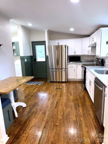 213 Sandy Creek Court, Hendersonville, NC 28792